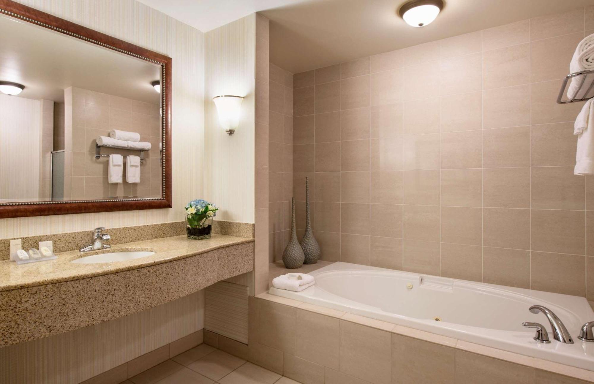 Hilton Garden Inn West Edmonton Bagian luar foto